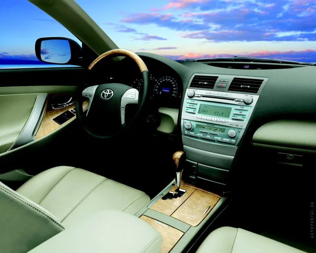 Toyota Camry 2005 sedan — 18