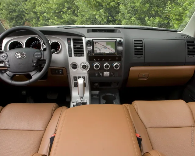Toyota Sequoia позашляховик — 2