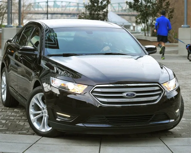 Ford Taurus седан — 6
