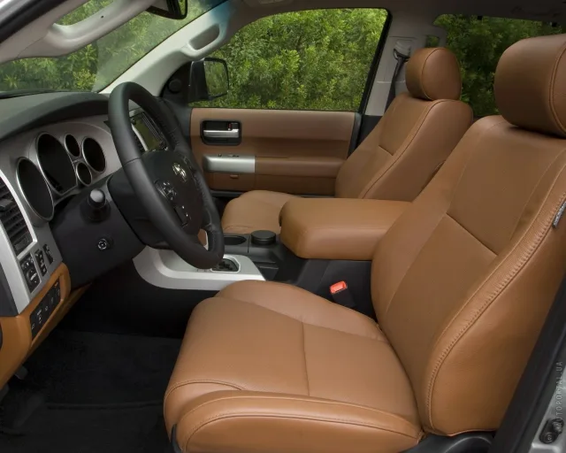 Toyota Sequoia позашляховик — 7