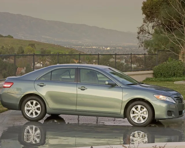 Toyota Camry 2.4 MT Comfort — 18