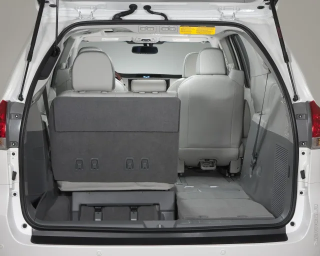 Toyota Sienna мінівен — 12