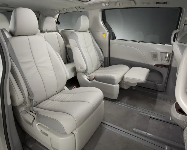 Toyota Sienna мінівен — 13