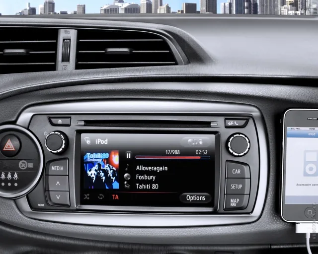 Toyota Yaris 2012 хетчбек — 11