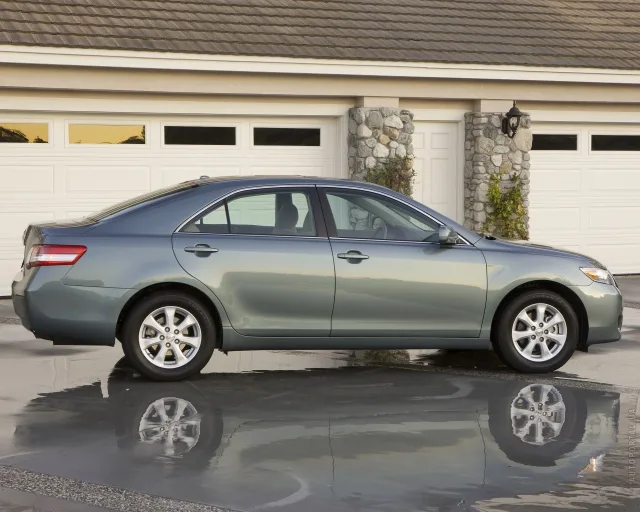 Toyota Camry 2.4 MT Comfort — 19