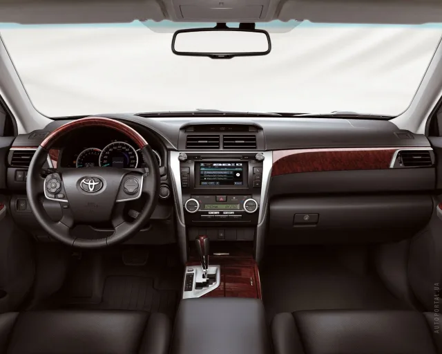 Toyota Camry 2012 седан — 4