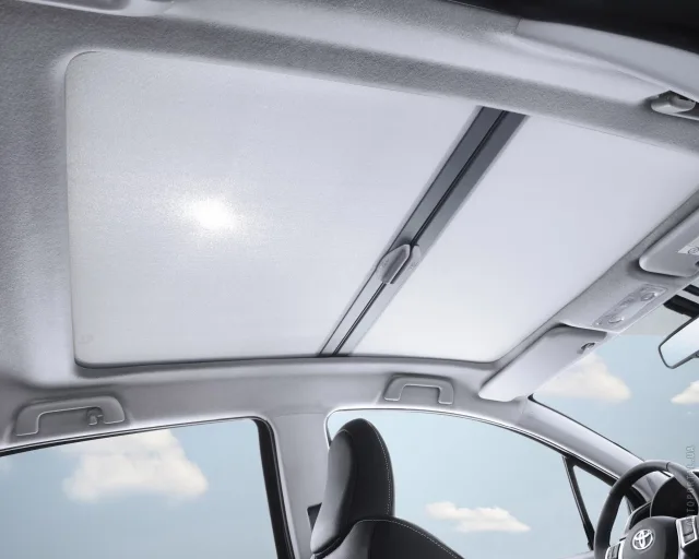Toyota Yaris 2012 хетчбек — 4