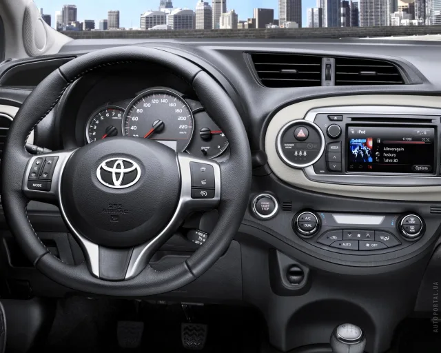 Toyota Yaris 2012 хетчбек — 12