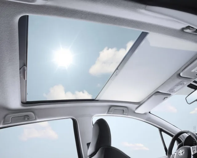 Toyota Yaris 2012 хетчбек — 13