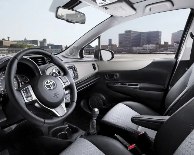 Toyota Yaris 2012 хетчбек — 2