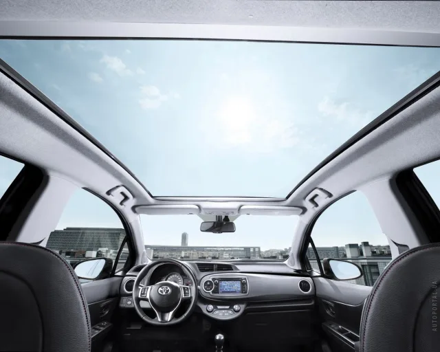 Toyota Yaris 2012 хетчбек — 10