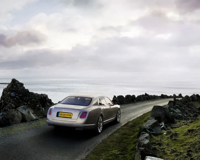 Bentley Mulsanne 2009 седан — 10