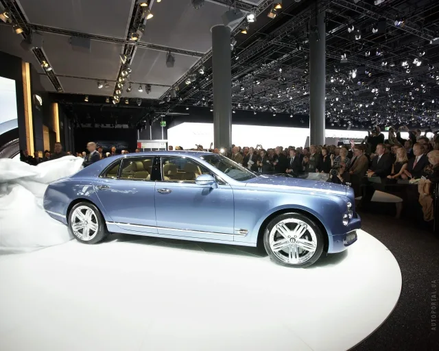 Bentley Mulsanne 2009 седан — 17