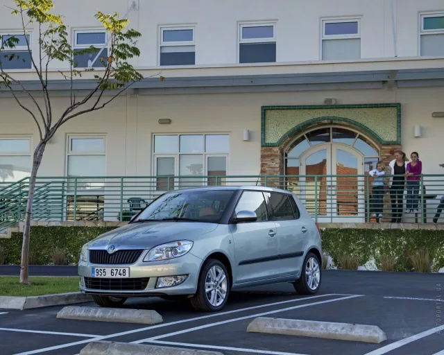 Skoda Fabia 2010 хетчбек — 18