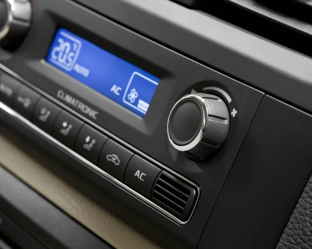 Skoda Fabia 2010 хетчбек — 3