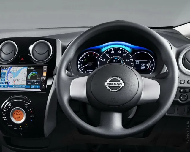 Nissan Note 2012 5-дверний хетчбек — 4
