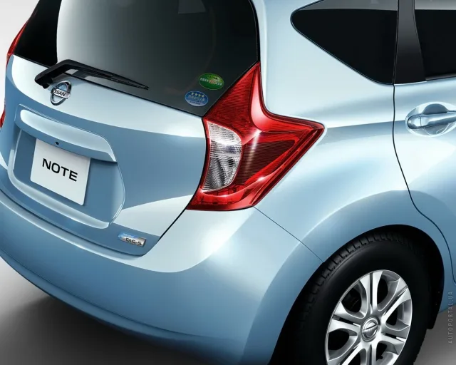 Nissan Note 2012 5-дверний хетчбек — 12