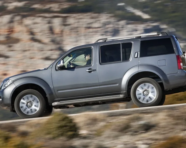 Nissan Pathfinder 2008 позашляховик — 13