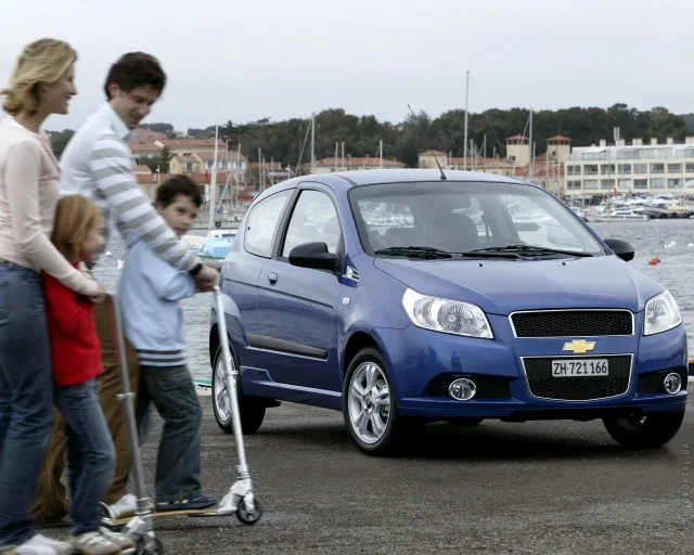 Chevrolet Aveo 3-дверний хетчбек — 6