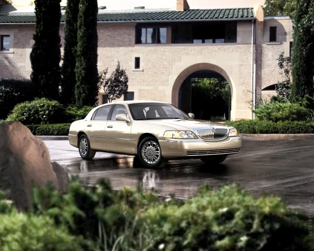 Lincoln Town Car (Линкольн Таун Кар) cедан — 6