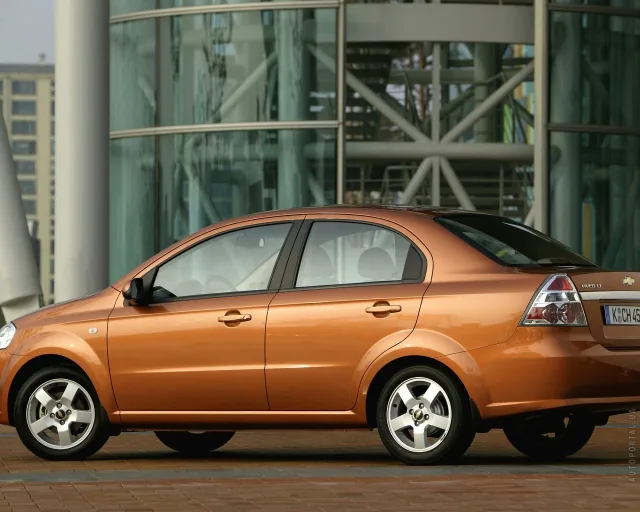 Chevrolet Aveo седан — 12