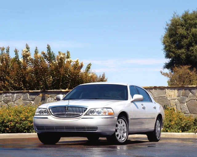 Lincoln Town Car (Линкольн Таун Кар) cедан — 5