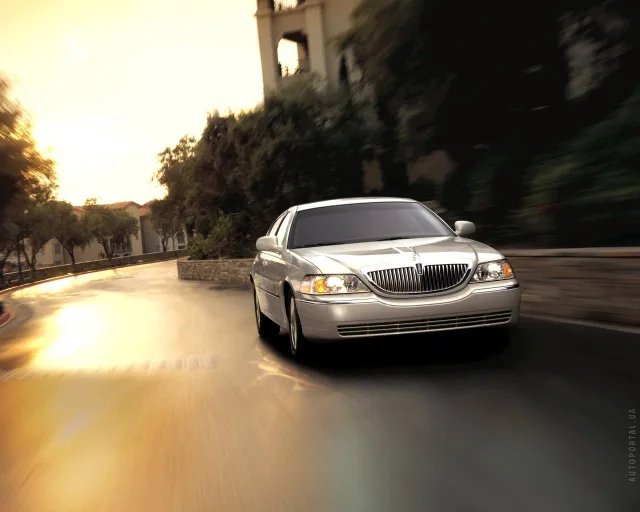 Lincoln Town Car (Линкольн Таун Кар) cедан — 7