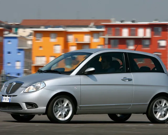 Lancia Ypsilon hatchback — 7