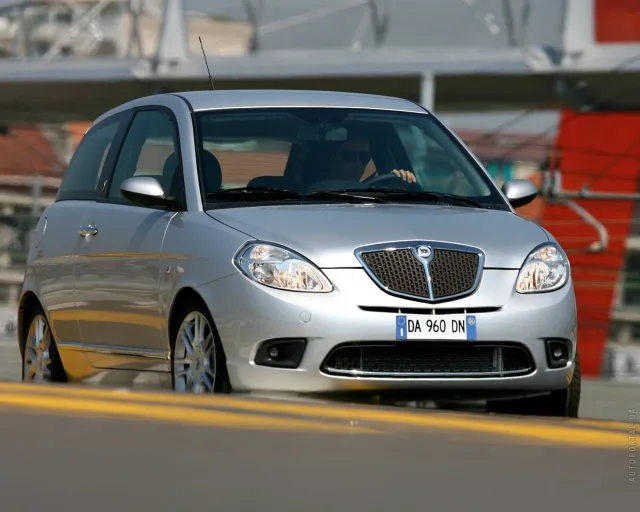 Lancia Ypsilon hatchback — 15