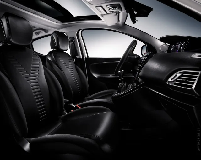 Lancia Ypsilon 1.3D MT Platinum — 8