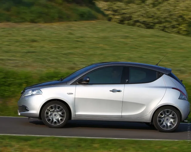 Lancia Ypsilon 1.3D MT Platinum — 16