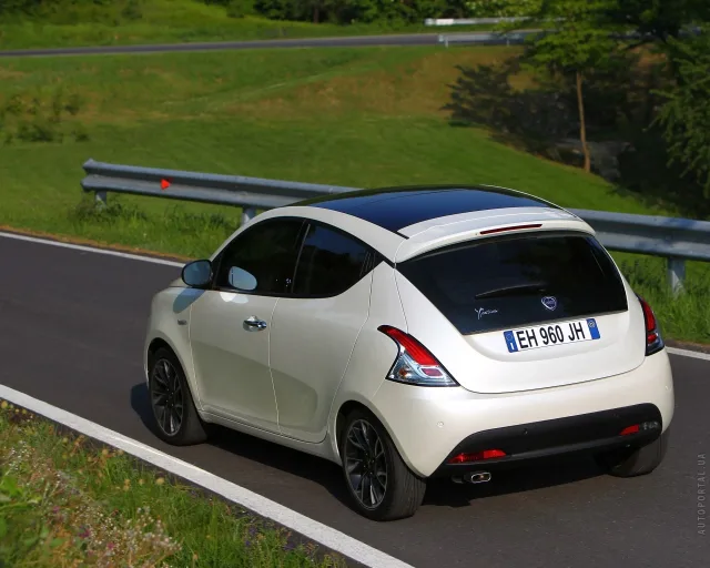 Lancia Ypsilon 1.3D MT Platinum — 24