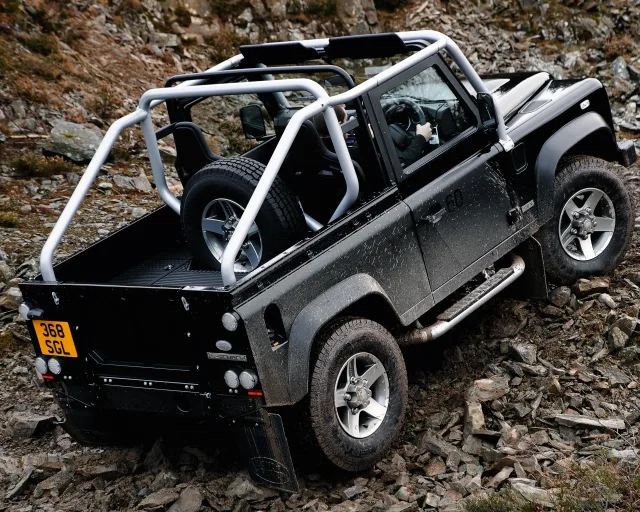 Land Rover Defender 90 Station Wagon 2.4D MT Base — 18