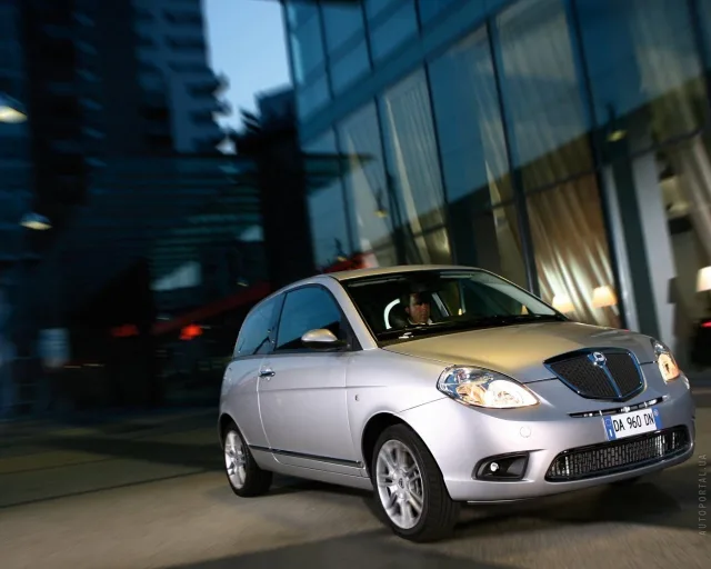 Lancia Ypsilon hatchback — 6
