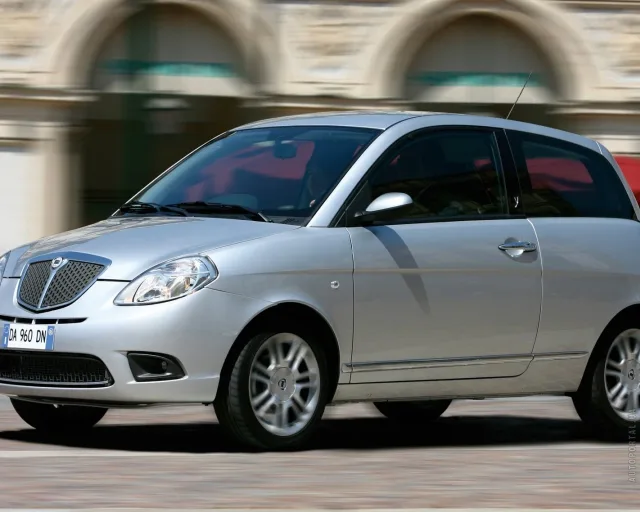 Lancia Ypsilon hatchback — 14