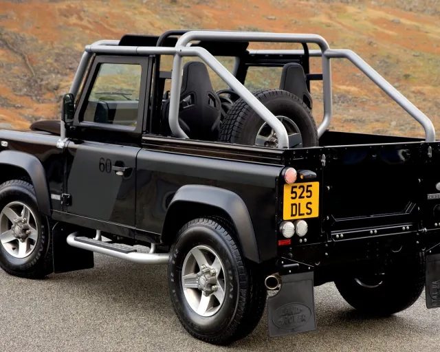 Land Rover Defender 90 Station Wagon 2.4D MT Base — 17