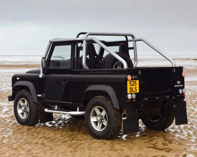 Land Rover Defender 90 Station Wagon 2.4D MT Base — 12