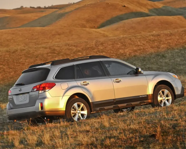Subaru Outback 2013 універсал — 19