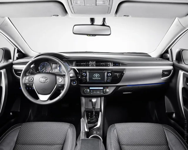 Toyota Corolla 2013 седан — 3