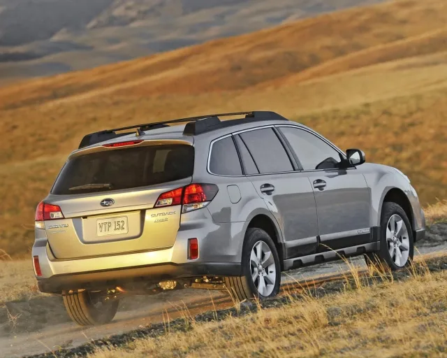 Subaru Outback 2013 універсал — 10