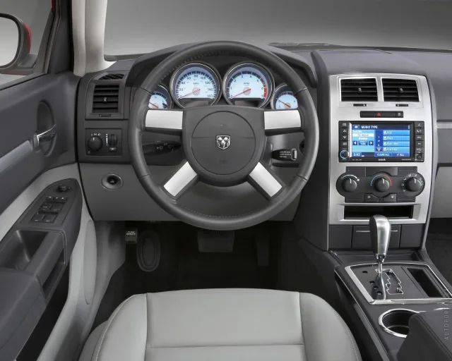 Dodge Charger 6.1 AT SRT8 — 2