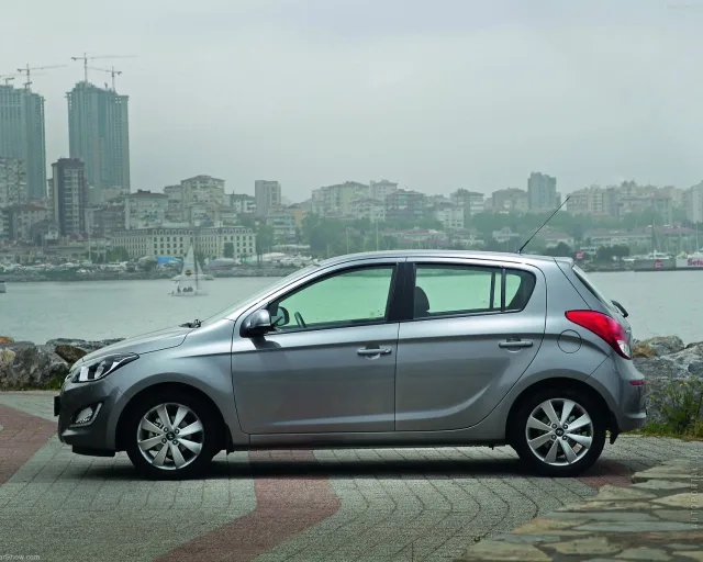 Hyundai i20 2012 5-door hatchback — 8