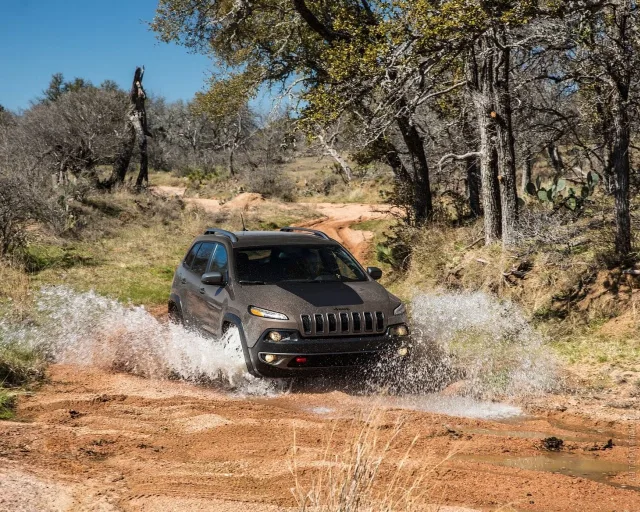 Jeep Cherokee позашляховик — 9