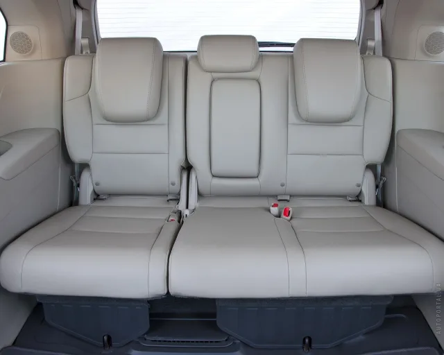 Honda Odyssey 2010 minivan — 18
