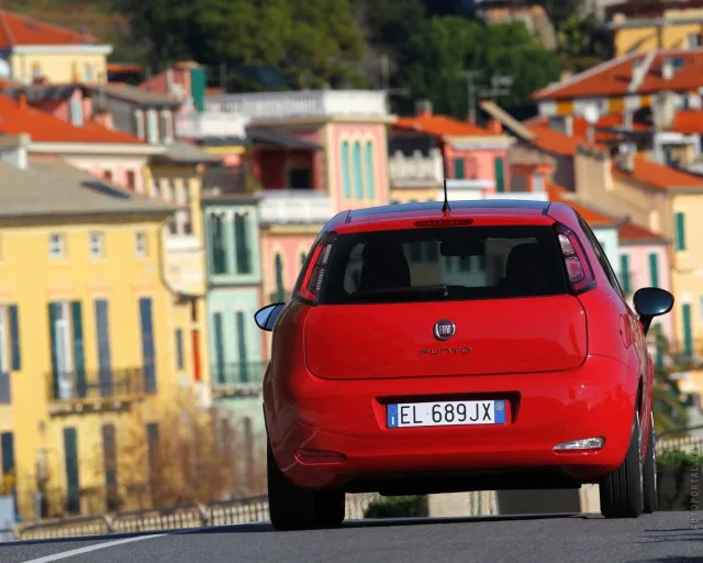 Fiat Punto 2012 5-дверний хетчбек — 8