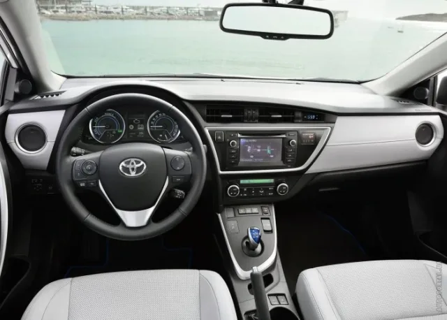 Toyota Auris Touring Sports (Тойота Аурис Туринг Спортс) универсал — 5