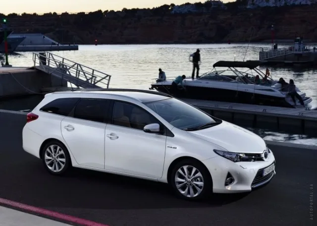 Toyota Auris Touring Sports (Тойота Аурис Туринг Спортс) универсал — 7