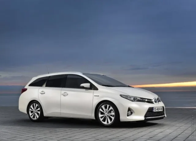 Toyota Auris Touring Sports (Тойота Аурис Туринг Спортс) универсал — 13