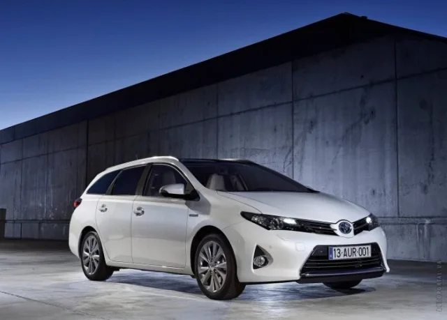 Toyota Auris Touring Sports (Тойота Аурис Туринг Спортс) универсал — 8