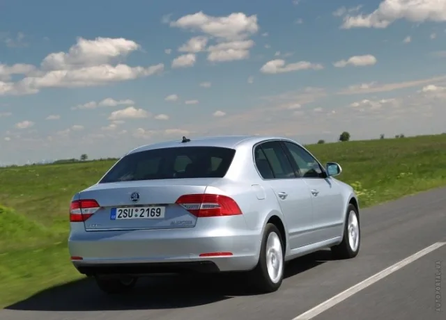Skoda Superb 2013 седан — 9